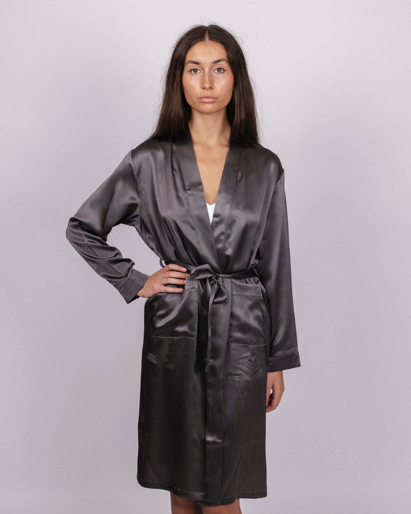 VERNASSA Mens Satin Robe Silk Long Sleeve Kimono Bathrobe Sleepwear  Loungewear, Black, X-Large : Amazon.in: Clothing & Accessories